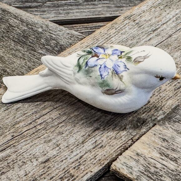Vintage Ceramic Bisque Chickadee/Bird with HandPainted Colorado Blue Columbine - Picture 6 of 8
